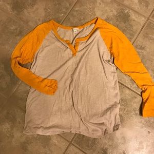 GAP Raglan style tee M